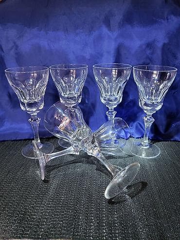 Case nove kristal duvano staklo za vino,nemacke 70te. Case na lalafo.rs Case nove kristal duvano staklo za vino,nemacke 70te. Case