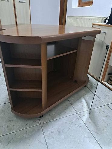 Furniture: Na prodaju komoda i sto (u kompletu) u odlicnom stanju. Lokacija at lalafo.rs — 1 Furniture: Na prodaju komoda i sto (u kompletu) u odlicnom stanju. Lokacija — 1