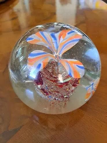 Antiques: Stakleni pritiskac papira. Precnik 8cm at lalafo.rs — 2 Antiques: Stakleni pritiskac papira. Precnik 8cm — 2