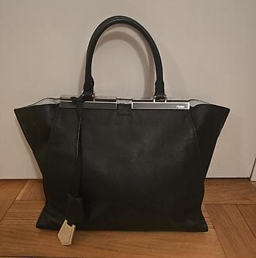Fendi 3Jours kožna torba. Ovaj model je evolucija klasične 2Jours na lalafo.rs Fendi 3Jours kožna torba. Ovaj model je evolucija klasične 2Jours