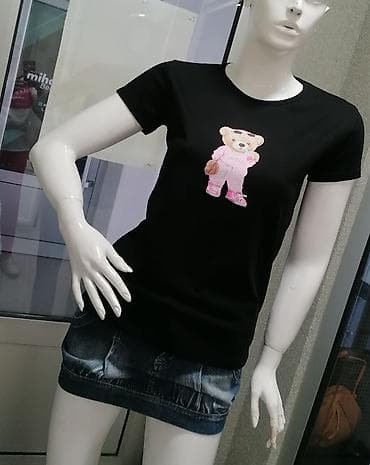 Crna ženska majica kratkih rukava sa printom medveda obučenog u roze na lalafo.rs — 2 Crna ženska majica kratkih rukava sa printom medveda obučenog u roze — 2