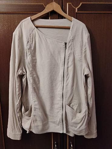 Ženska jakna bež boje sa rajsferšlusom. Poseduje duge rukave i okrugli na lalafo.rs Ženska jakna bež boje sa rajsferšlusom. Poseduje duge rukave i okrugli