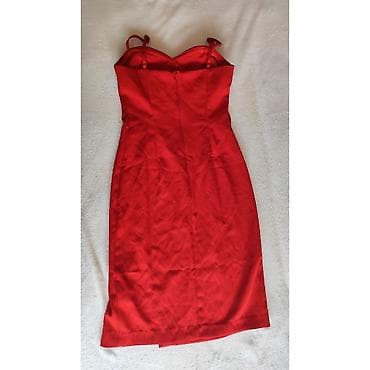 Crvena haljina sa bretelama, srcolikim izrezom i prorezom. Veličina na lalafo.rs — 1 Crvena haljina sa bretelama, srcolikim izrezom i prorezom. Veličina — 1