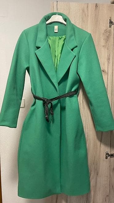 kom sa etiketom: Ženski kaput u intenzivno zelenoj boji, klasičnog kroja do kolena. - at lalafo.rs — 1 kom sa etiketom: Ženski kaput u intenzivno zelenoj boji, klasičnog kroja do kolena. - — 1