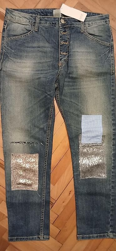 Ženske farmerke sa ukrasnim aplikacijama - Model: ravne nogavice na lalafo.rs Ženske farmerke sa ukrasnim aplikacijama - Model: ravne nogavice