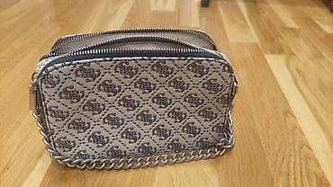 GUESS torbica preko ramena – monogram platno, srebrni detalji - na lalafo.rs — 3 GUESS torbica preko ramena – monogram platno, srebrni detalji - — 3