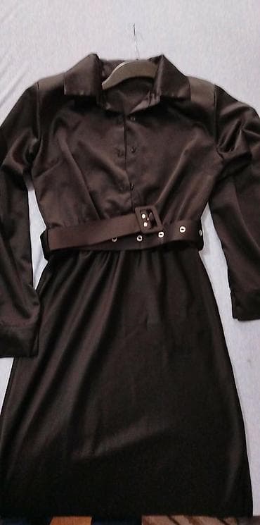 Crna duga haljina košulja-kroja sa dugim rukavima i kragnom. Prednji na lalafo.rs — 2 Crna duga haljina košulja-kroja sa dugim rukavima i kragnom. Prednji — 2