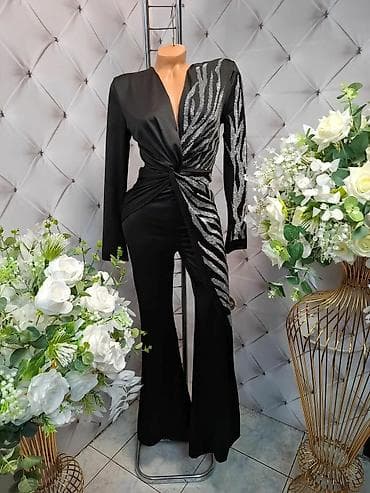 Elegantni crni ženski kombinezon sa dugim rukavima i V-izrezom na lalafo.rs Elegantni crni ženski kombinezon sa dugim rukavima i V-izrezom