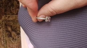 Prsten sa centralnim kamenom – šik dizajn - Materijal: srebro-zlato - at lalafo.rs — 2 Prsten sa centralnim kamenom – šik dizajn - Materijal: srebro-zlato - — 2