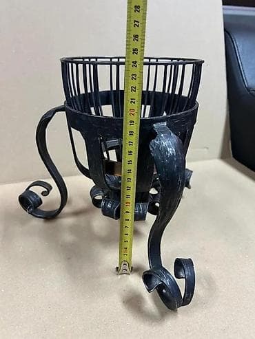 kom sa etiketom: Kovane gvozdene postolje/korpa za cveće - Materijal: kovan gvožđe at lalafo.rs — 9 kom sa etiketom: Kovane gvozdene postolje/korpa za cveće - Materijal: kovan gvožđe — 9