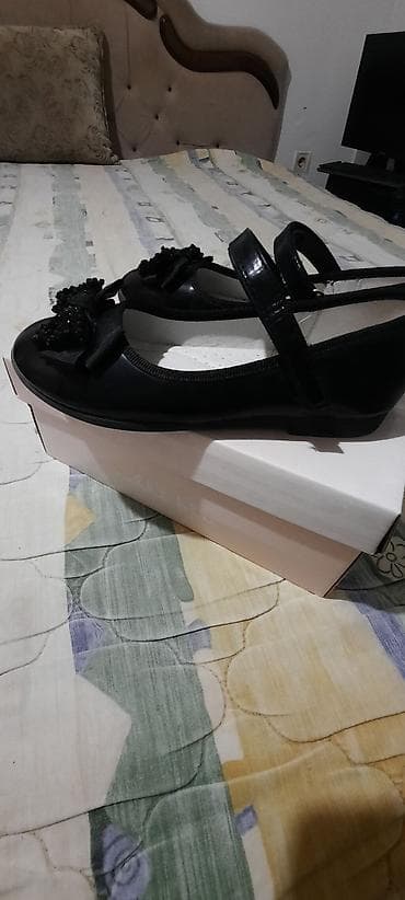 Dečije baletanke sa kaišićem obuvene jednom - Boja: crna - Model na lalafo.rs — 4 Dečije baletanke sa kaišićem obuvene jednom - Boja: crna - Model — 4