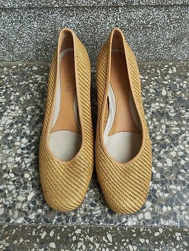 Unisa original pletene skupocene cipele br.39 SNIZENJE.Pogledajte i at lalafo.rs Unisa original pletene skupocene cipele br.39 SNIZENJE.Pogledajte i