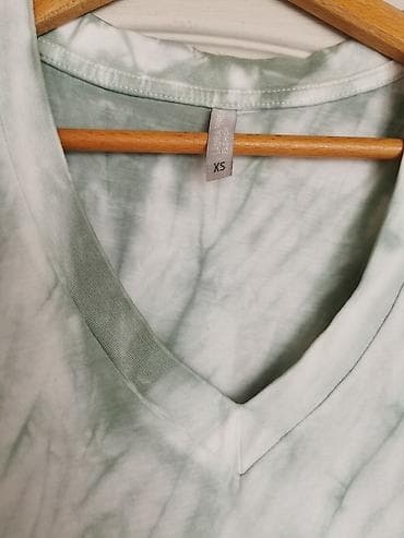 dve suknje po: Majica kratkih rukava sa V-izrezom, tie-dye dizajn. - Boja: bela sa na lalafo.rs — 1 dve suknje po: Majica kratkih rukava sa V-izrezom, tie-dye dizajn. - Boja: bela sa — 1