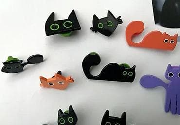 kom sa etiketom: Crne Mačke BROŠ evi. Designed by Kordy Meki emajl u boji – Broševi at lalafo.rs — 5 kom sa etiketom: Crne Mačke BROŠ evi. Designed by Kordy Meki emajl u boji – Broševi — 5