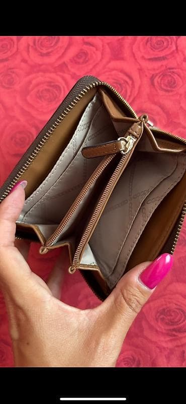 Novčanik orginal Michael Kors nošen par puta na lalafo.rs — 4 Novčanik orginal Michael Kors nošen par puta — 4