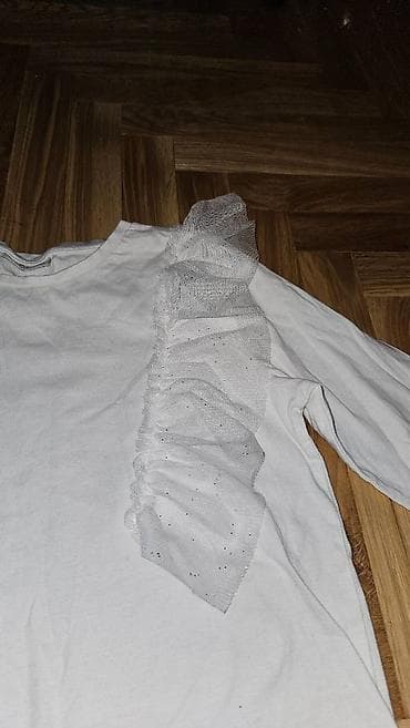 Bela majica za devojčice sa ukrasnim tilom. Veličina 146-152 na lalafo.rs — 3 Bela majica za devojčice sa ukrasnim tilom. Veličina 146-152 — 3