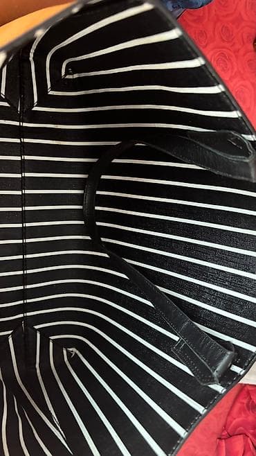 Torba original Guess kratko nošena sa dva lica širina 31 visina 21cm na lalafo.rs — 5 Torba original Guess kratko nošena sa dva lica širina 31 visina 21cm — 5