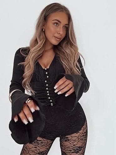 dve suknje po: Elegantna ženska bluza sa dugim rukavima i dubokim V-izrezom. Model at lalafo.rs — 1 dve suknje po: Elegantna ženska bluza sa dugim rukavima i dubokim V-izrezom. Model — 1