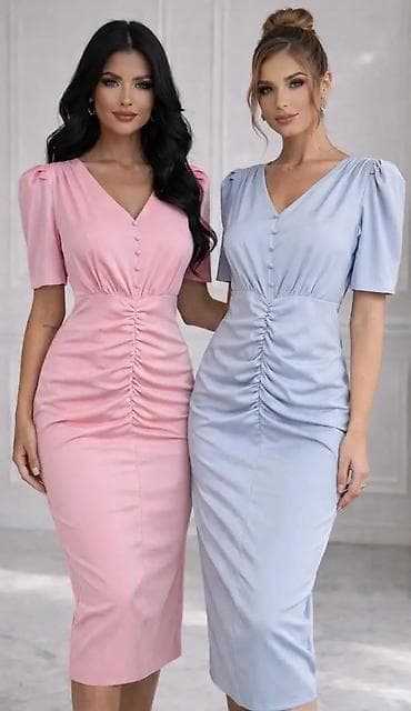 Elegantna midi haljina s naborima i dugmadima - Kroj: pripijena midi na lalafo.rs Elegantna midi haljina s naborima i dugmadima - Kroj: pripijena midi