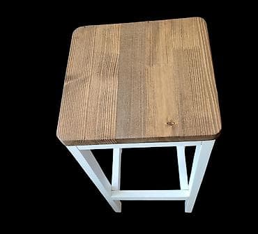 Drvena barska stolica sa belim ramom i sedištem od prirodnog drveta na lalafo.rs — 2 Drvena barska stolica sa belim ramom i sedištem od prirodnog drveta — 2