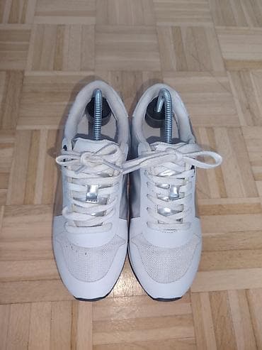 Patike Calvin Klein sa platformom u beloj boji sa srebrnim detaljima na lalafo.rs — 2 Patike Calvin Klein sa platformom u beloj boji sa srebrnim detaljima — 2