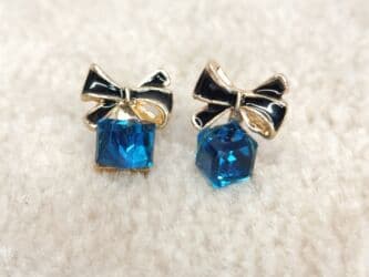 Mašna i poklon minđuše nove na lalafo.rs Mašna i poklon minđuše nove