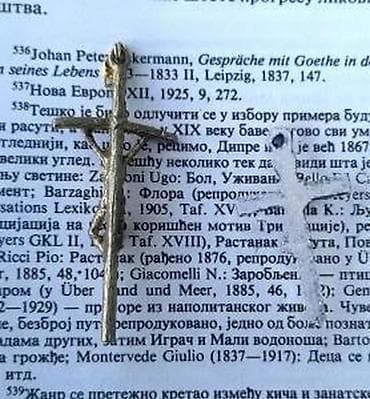 Antiques: Dva KRSTa privesci. Privezak krst je lepo izrađen verski dodatak koji at lalafo.rs — 7 Antiques: Dva KRSTa privesci. Privezak krst je lepo izrađen verski dodatak koji — 7
