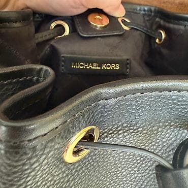 Original Michael Kors torba Nova,bez etikete Crna sa logom, drawstring na lalafo.rs — 5 Original Michael Kors torba Nova,bez etikete Crna sa logom, drawstring — 5