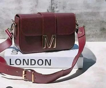 Accessories: Elegantna ženska torba preko ramena sa preklopom i metalnim slovom „M” at lalafo.rs — 5 Accessories: Elegantna ženska torba preko ramena sa preklopom i metalnim slovom „M” — 5