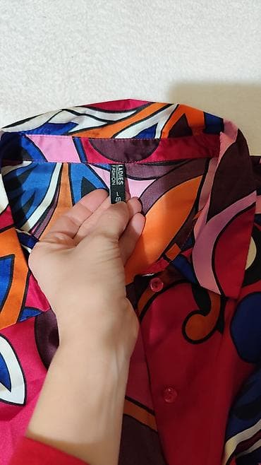 Saten košulja sa živopisnim apstraktnim printom u kombinaciji crvene na lalafo.rs — 4 Saten košulja sa živopisnim apstraktnim printom u kombinaciji crvene — 4