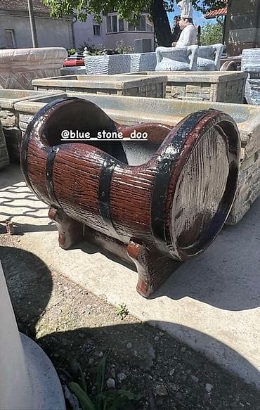 Dekorativna žardinijera u obliku drvene bačve. - Materijal: veštački na lalafo.rs — 2 Dekorativna žardinijera u obliku drvene bačve. - Materijal: veštački — 2