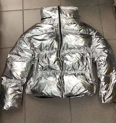 Metalik srebrna zimska jakna – puffer model sa kapuljačom - na lalafo.rs — 2 Metalik srebrna zimska jakna – puffer model sa kapuljačom - — 2