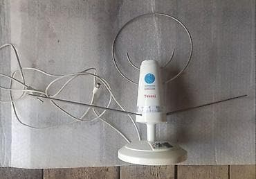 Dve sobne antene sa slike,sa prve tri slike antena na struju,sa zadnje na lalafo.rs — 1 Dve sobne antene sa slike,sa prve tri slike antena na struju,sa zadnje — 1