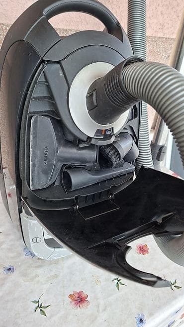 Miele usisivač sa kesom – model Complete C2 Parquet EcoLine - Snažan na lalafo.rs — 2 Miele usisivač sa kesom – model Complete C2 Parquet EcoLine - Snažan — 2