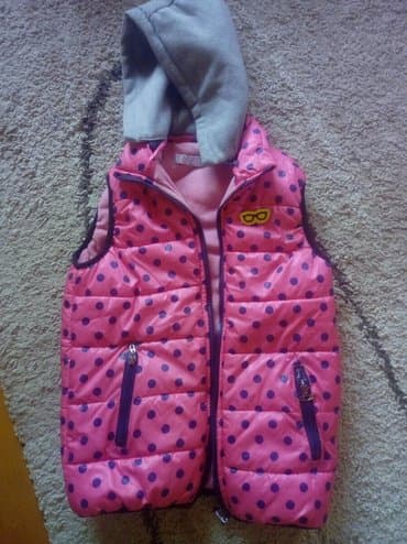 Prsluk vel.14. Kapuljaca moze da se skine. Ima dzepove,uslikala sam at lalafo.rs Prsluk vel.14. Kapuljaca moze da se skine. Ima dzepove,uslikala sam