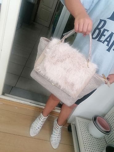 Ženska torba sa preklopom od veštačkog krzna u bež boji. Torba ima dve at lalafo.rs — 2 Ženska torba sa preklopom od veštačkog krzna u bež boji. Torba ima dve — 2