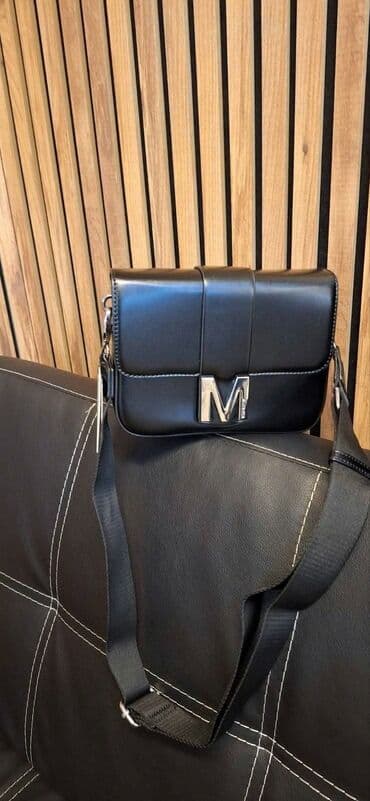 Mona na stanju
Dimenzije 21x12
Cena 3100 din na lalafo.rs Mona na stanju
Dimenzije 21x12
Cena 3100 din