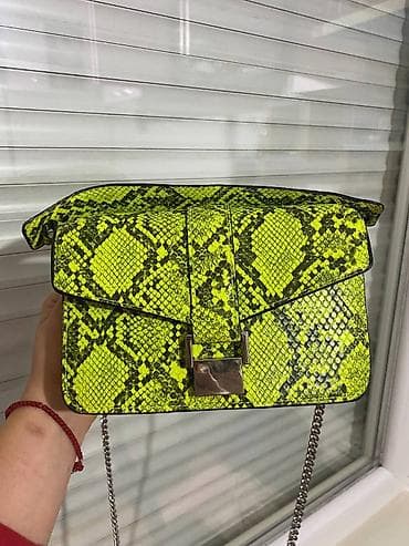 Torba sa efektnim zmijskim printom u neon žuto‑zelenoj boji. Zarina na lalafo.rs — 1 Torba sa efektnim zmijskim printom u neon žuto‑zelenoj boji. Zarina — 1
