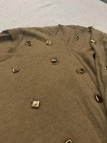 Džemper sa ručno ušivenim detaljima – veličina L Uživo je at lalafo.rs — 1 Džemper sa ručno ušivenim detaljima – veličina L Uživo je — 1