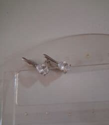 Glavni element je veliki, blistavi cirkon brušen u klasičnom obliku na lalafo.rs Glavni element je veliki, blistavi cirkon brušen u klasičnom obliku