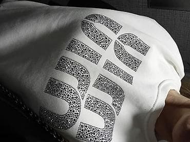 Beli ženski duks sa kristalnim aplikacijama – MIU MIU motiv - na lalafo.rs — 1 Beli ženski duks sa kristalnim aplikacijama – MIU MIU motiv - — 1