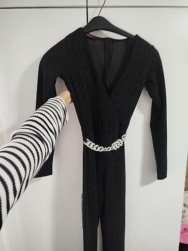 Crni elegantni kombinezon + svetloplave farmerke sa širokim nogavicama na lalafo.rs Crni elegantni kombinezon + svetloplave farmerke sa širokim nogavicama