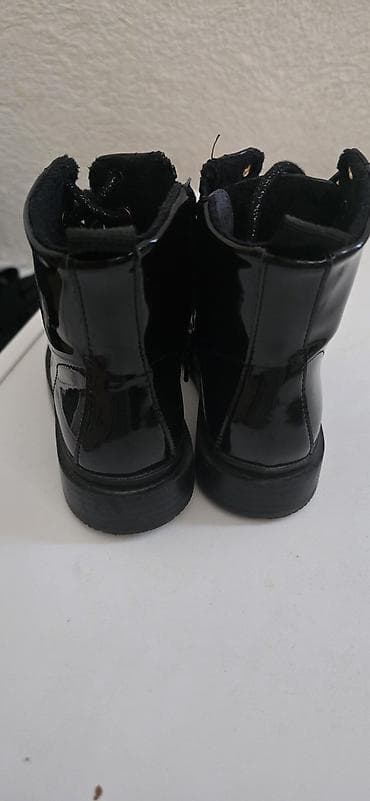 H&M decije cizmice! Lakovane, skroz malo nošene, ocuvane na lalafo.rs — 2 H&M decije cizmice! Lakovane, skroz malo nošene, ocuvane — 2