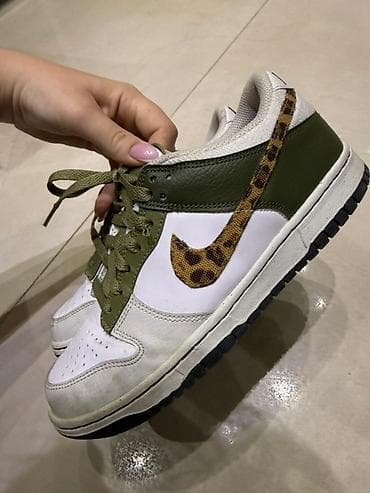 Nike patike – niske, model sa kožnim panelima - Boje: bela podloga na lalafo.rs — 1 Nike patike – niske, model sa kožnim panelima - Boje: bela podloga — 1