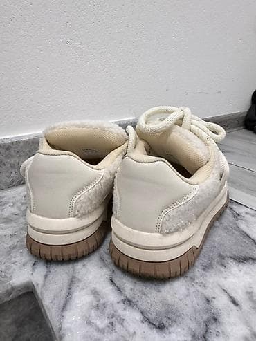 Bershka patike – model sa krznenim (shearling) gornjištem - Brend na lalafo.rs — 5 Bershka patike – model sa krznenim (shearling) gornjištem - Brend — 5