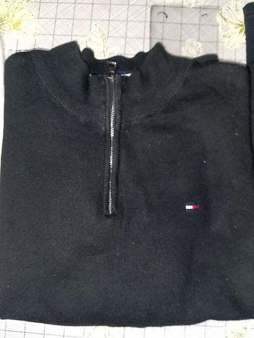 Muški crni pulover sa polu-rajsferšlusom (half-zip). Klasičan kroj sa na lalafo.rs Muški crni pulover sa polu-rajsferšlusom (half-zip). Klasičan kroj sa