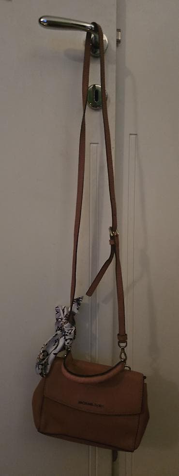 MICHAEL KORS mala torba preko ramena, a moze se nositi i u ruci. Neka na lalafo.rs — 6 MICHAEL KORS mala torba preko ramena, a moze se nositi i u ruci. Neka — 6