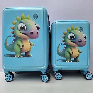 Set od dva dečija kofera sa zanimljivim dizajnom dinosaura. Koferi su na lalafo.rs Set od dva dečija kofera sa zanimljivim dizajnom dinosaura. Koferi su