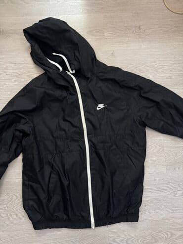 Nike lagana jakna s kapuljačom - Model: Nike windbreaker, crna boja - na lalafo.rs Nike lagana jakna s kapuljačom - Model: Nike windbreaker, crna boja -
