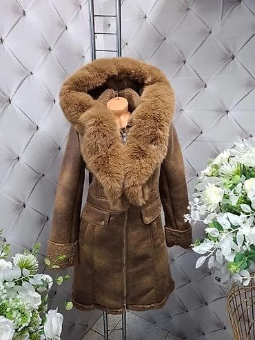 Ženska zimska jakna/kaput od velura sa krznenom kapuljačom. - Model na lalafo.rs — 3 Ženska zimska jakna/kaput od velura sa krznenom kapuljačom. - Model — 3